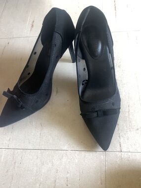 Black Pointed Toe Mesh Bow Pumps - Women